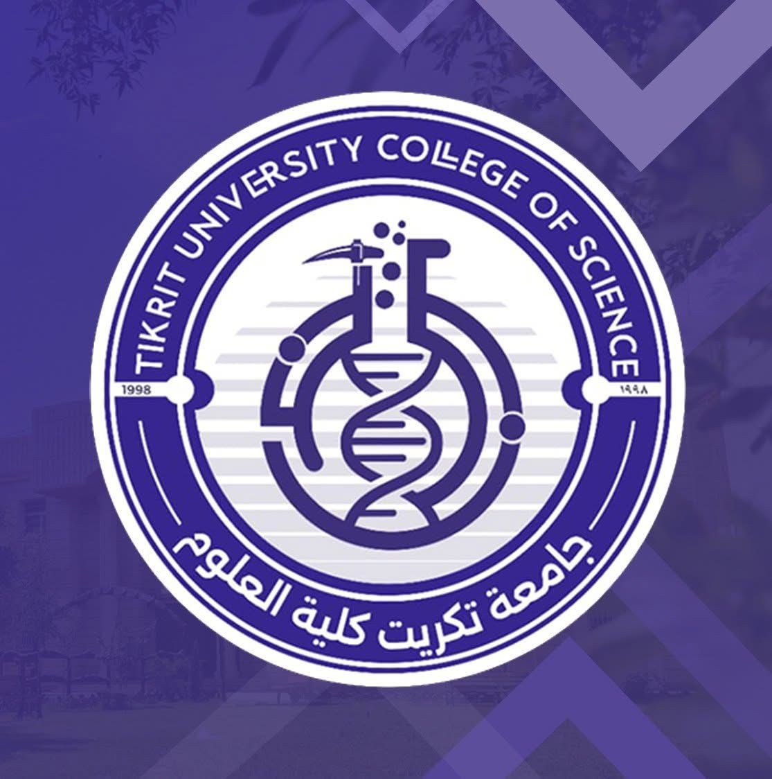 يرمز شعار كلية العلوم جامعة تكريت الى النواة الذرية التى تدل على  تخصصات الاقسام العلمية فى الكلية كلاً من قسم علوم الحياة، علوم الكيمياء، علوم الفيزياء وعلوم الارض التطبيقية، كما يشير الى السنه التي تأسست فيها الكلية بالاضافة الى الحروف الاولى لمختصر اسم الكلية.